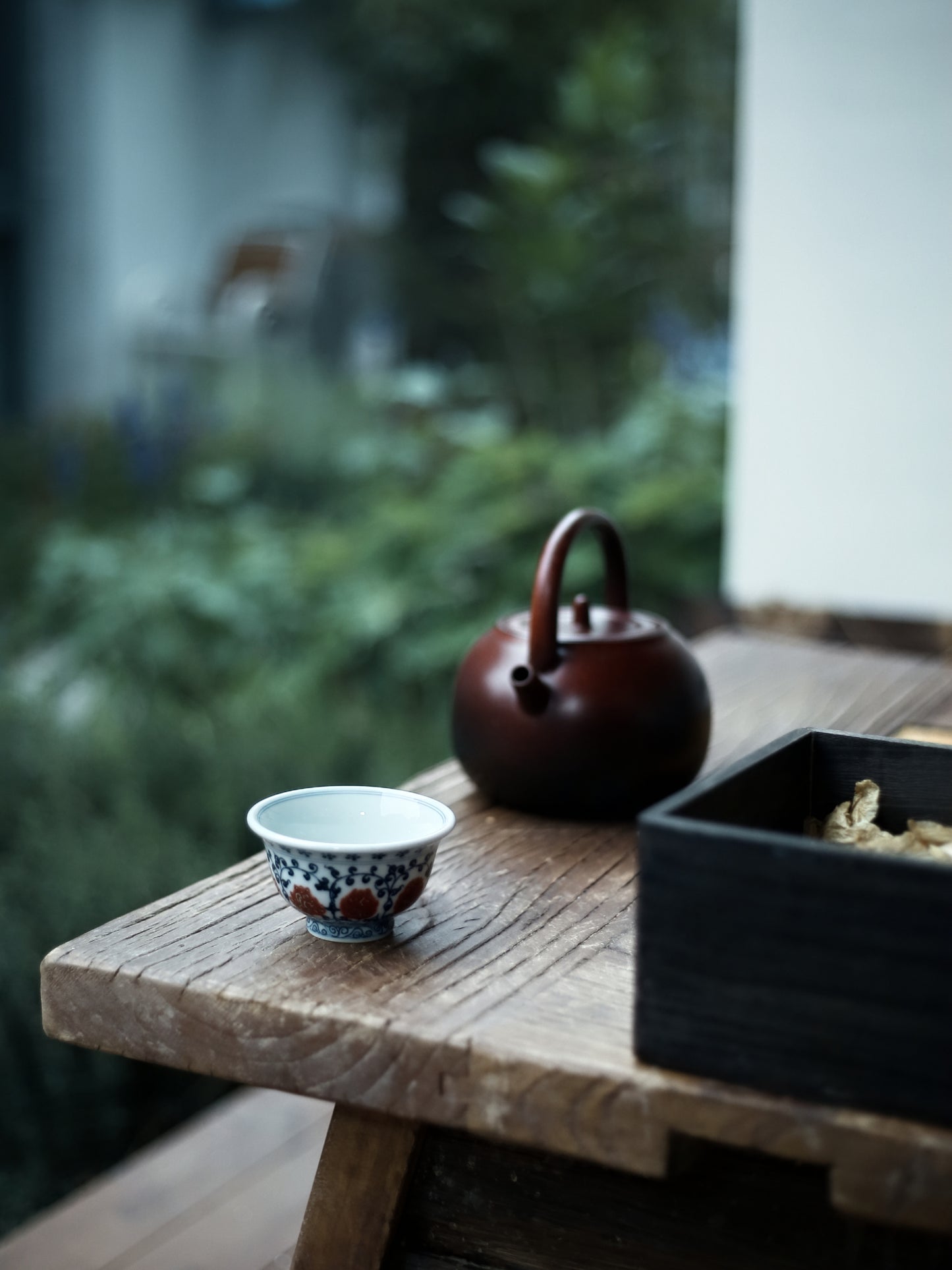 Oriday Imitation Ming Blue-and-White Underglaze Red Tea Set Entwined Lotus Host Cup with Weighted Base + Teapot Set
