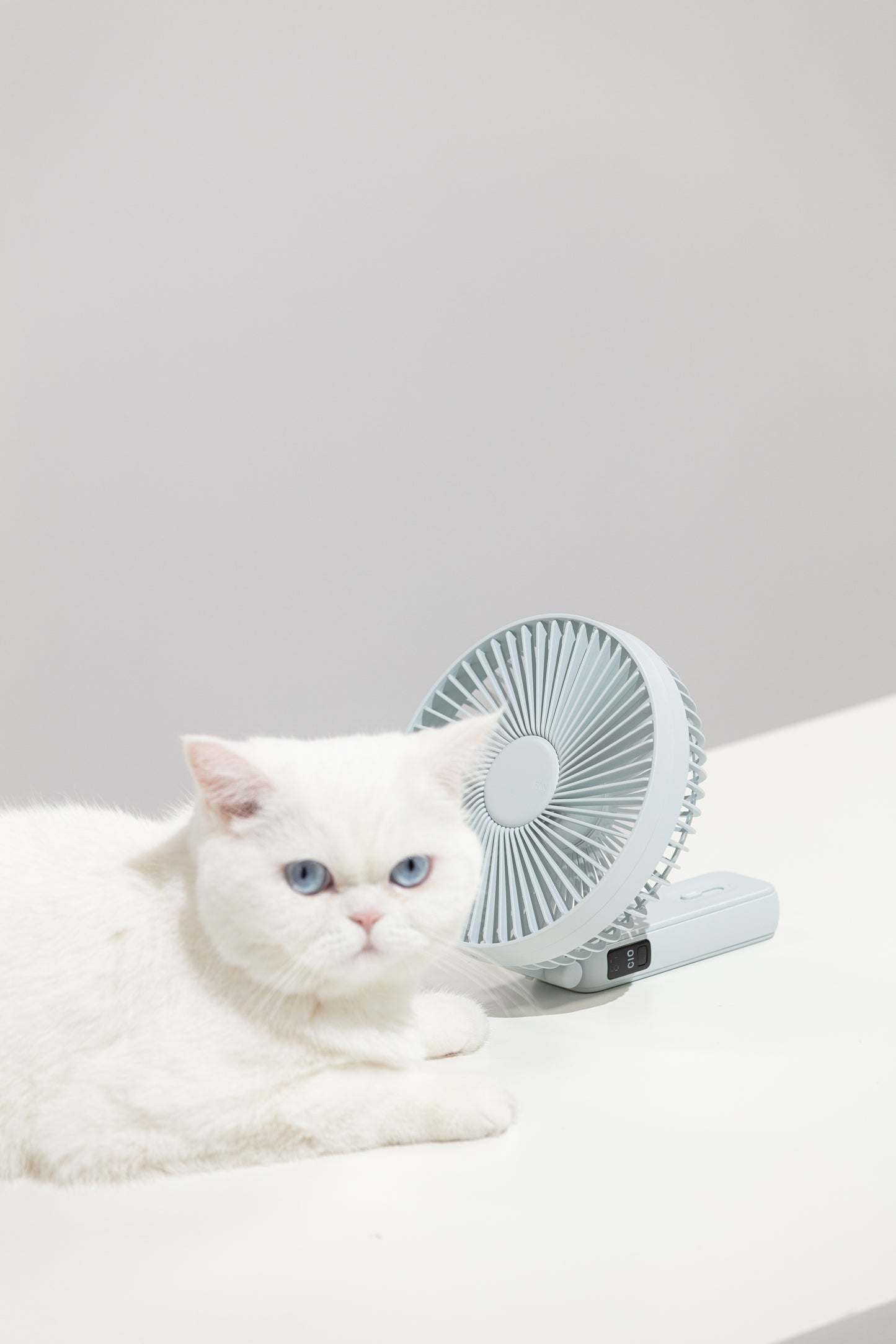 Oriday Multifunctional Handheld Fan, foldable with desk fan, 4-speed wind adjustment, quiet, 3600mAh long-lasting battery, Type-C fast charging, 3-in-1 use (handheld, wall-mounted, or desk fan)
