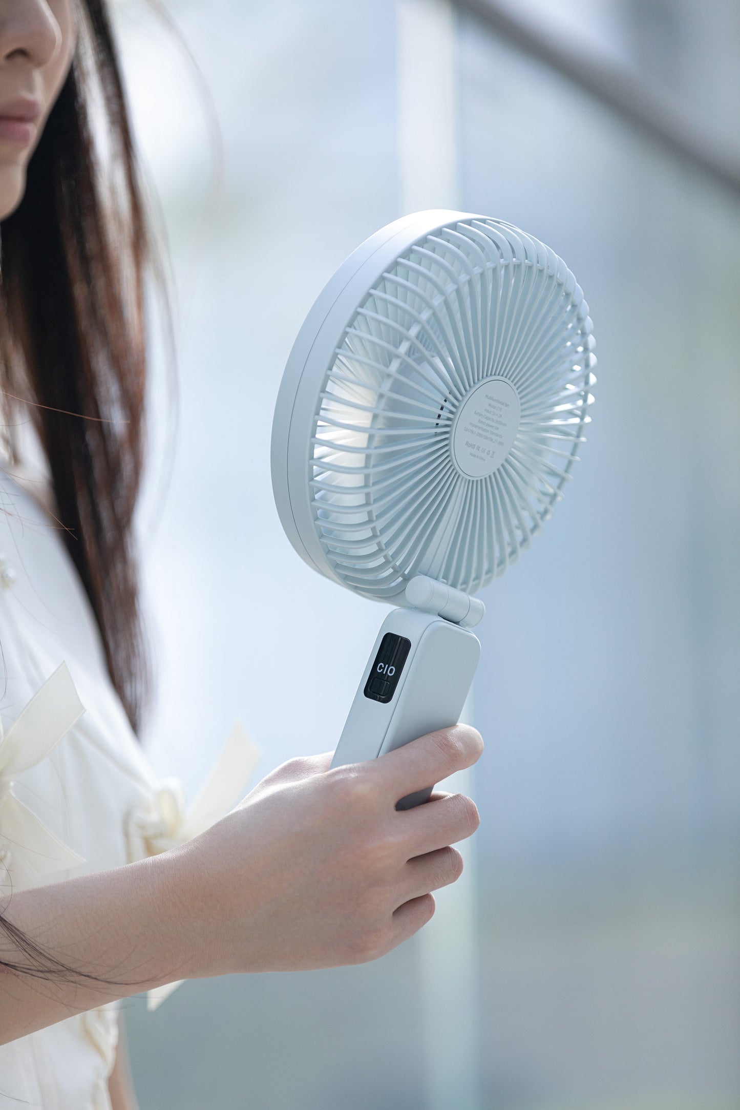 Oriday多功能手持風扇可折疊案頭風扇4檔風速調節靜音3600mAh長續航Type-C快充手持壁掛案頭三用316g輕巧防夾手