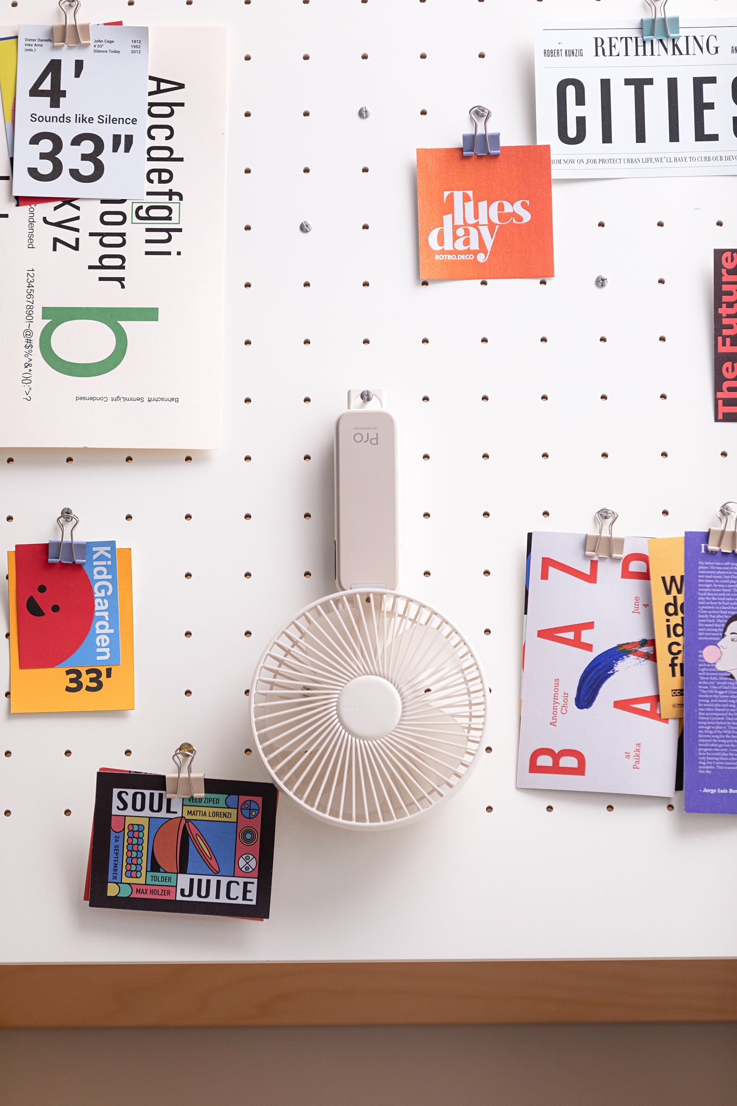 Oriday Multifunctional Handheld Fan, foldable with desk fan, 4-speed wind adjustment, quiet, 3600mAh long-lasting battery, Type-C fast charging, 3-in-1 use (handheld, wall-mounted, or desk fan)
