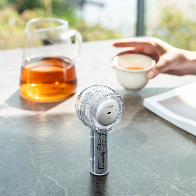 Oriday 투명 디자인의 7색 LED 조명이 있는 휴대용 미니 팬 | 3단계 속도 조절과 걸이용 줄 | 가볍고 휴대성이 뛰어나며 출퇴근과 야외 활동에 적합, 뛰어난 디자인