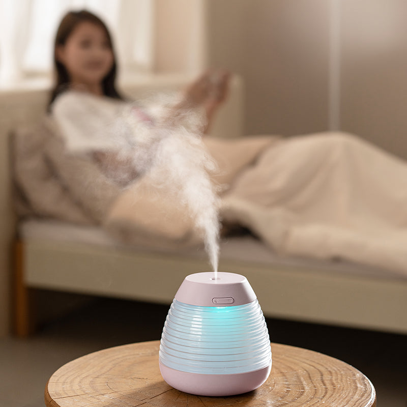 Oriday【가습기 추천 2025】솔방울 디자인 창의 아로마 디퓨저｜USB 조용한 가습・컬러풀 조명・물 부족 시 자동 전원 차단｜사무실 및 가정용에 적합
